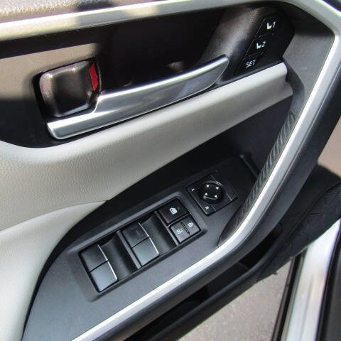 Used 2021 Toyota RAV4 XLE Premium image 18