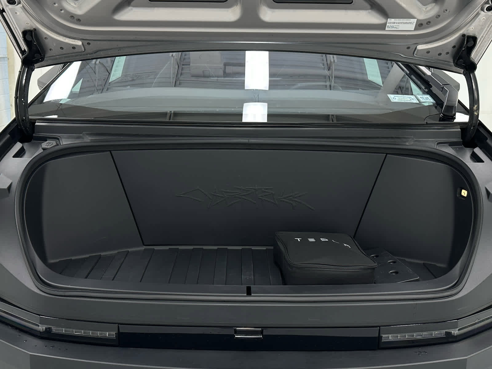 Used 2024 Tesla Cybertruck AWD Crew Cab image 37