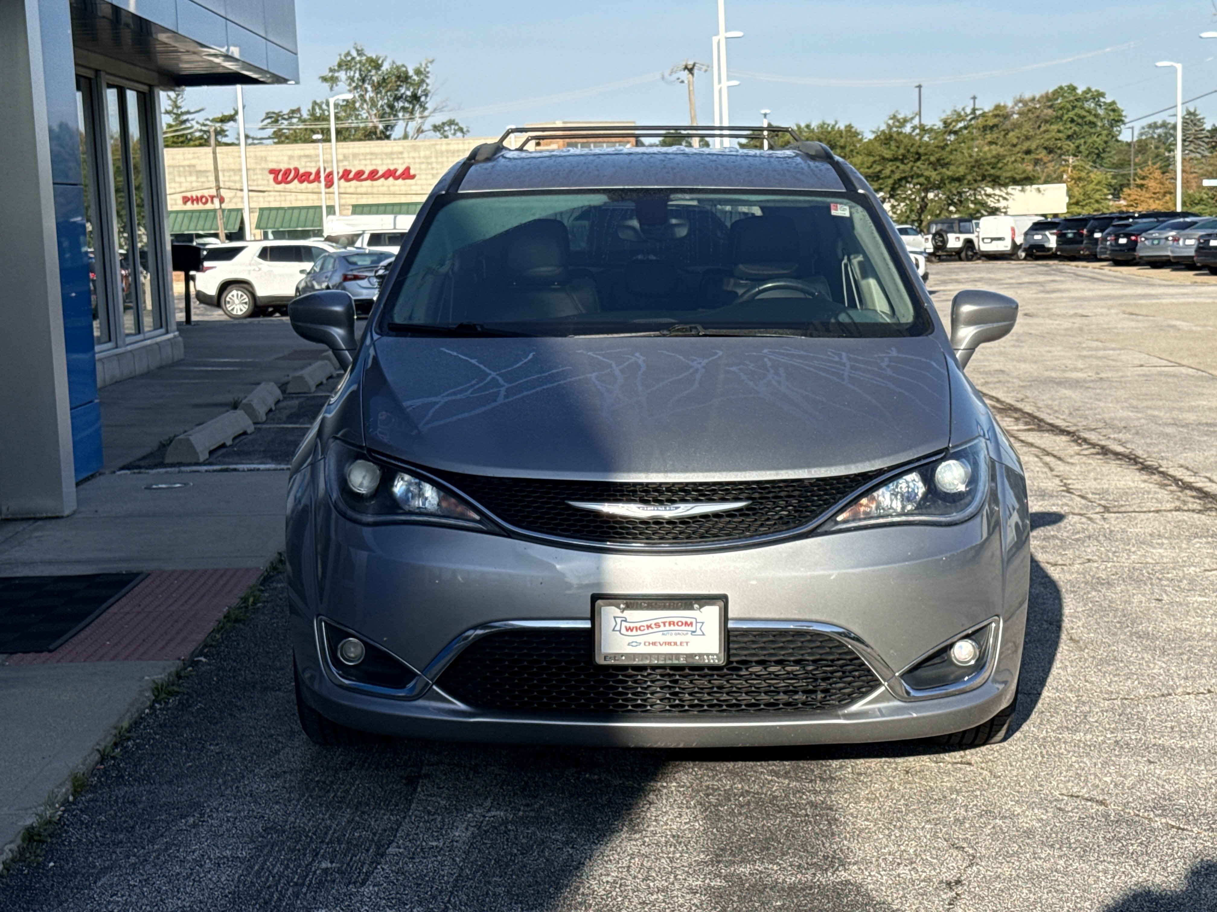 Used 2017 Chrysler Pacifica Touring-L w/ Tire & Wheel Group FWD image 3
