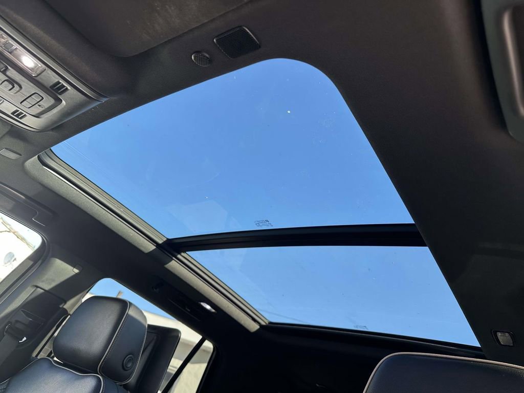 Used 2022 Chevrolet Tahoe Premier w/ Premium Package image 21