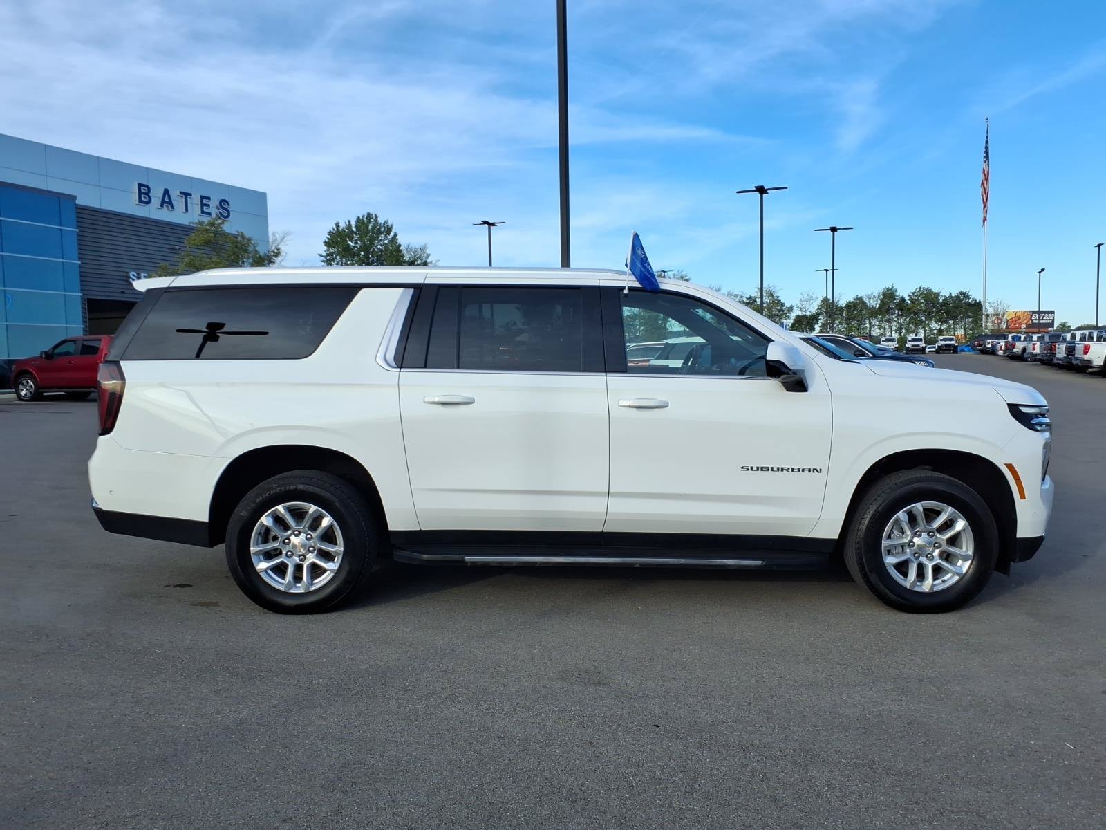 Used 2025 Chevrolet Suburban LT RWD image 2