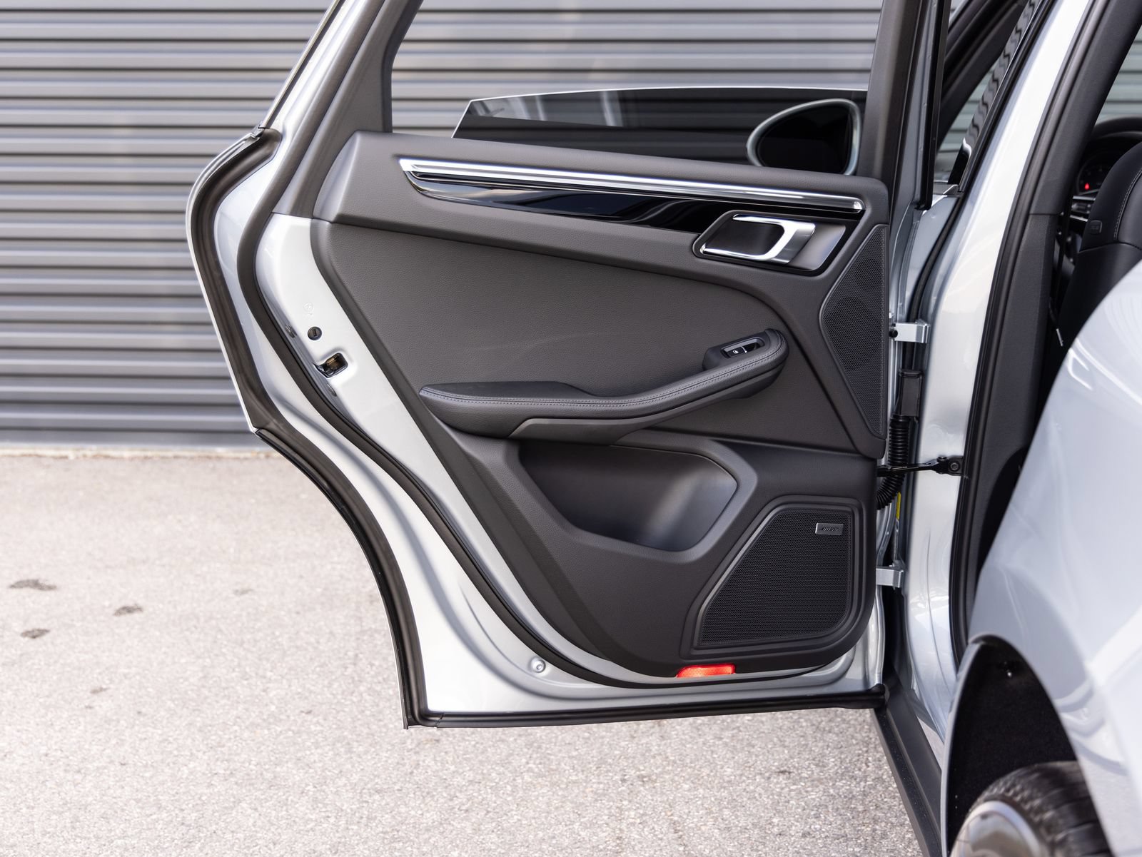 Certified 2026 Porsche Macan AWD/4WD image 25