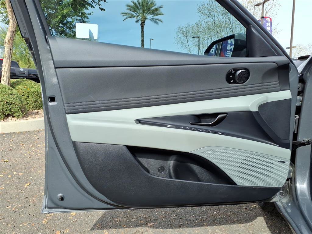 Certified 2025 Hyundai Elantra Limited image 18