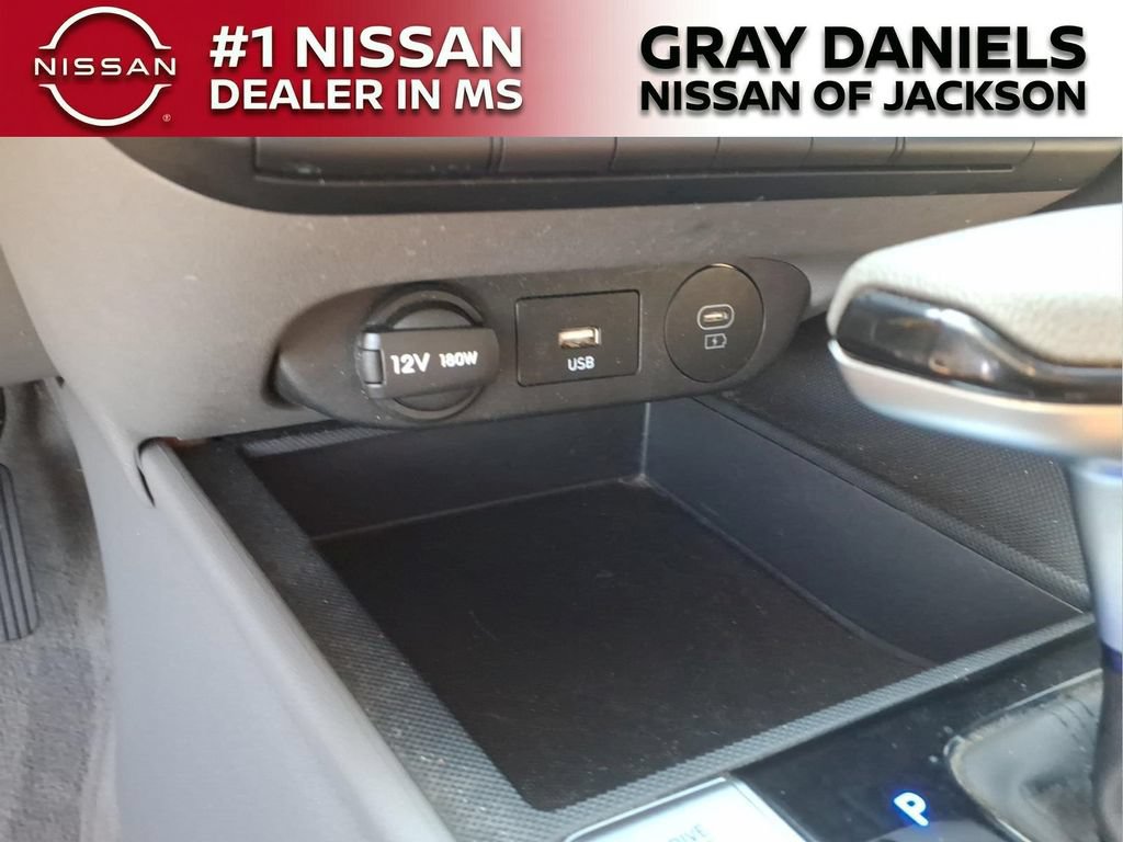 Used 2025 Hyundai Elantra SE FWD image 18