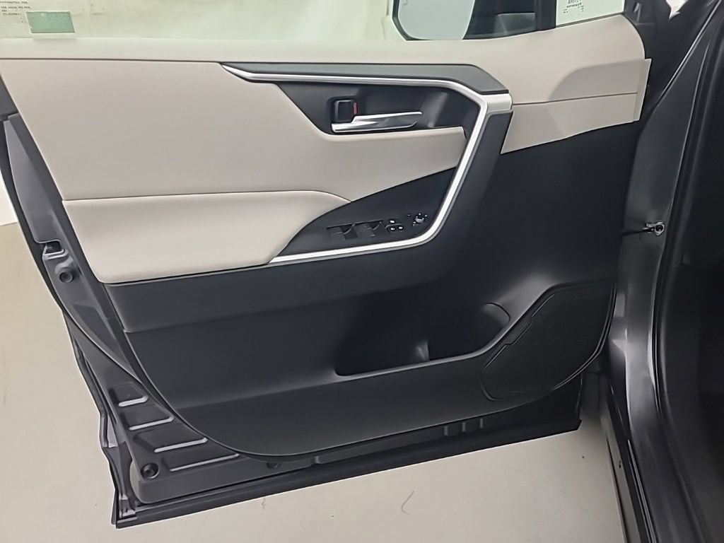 Used 2021 Toyota RAV4 XLE AWD/4WD image 23