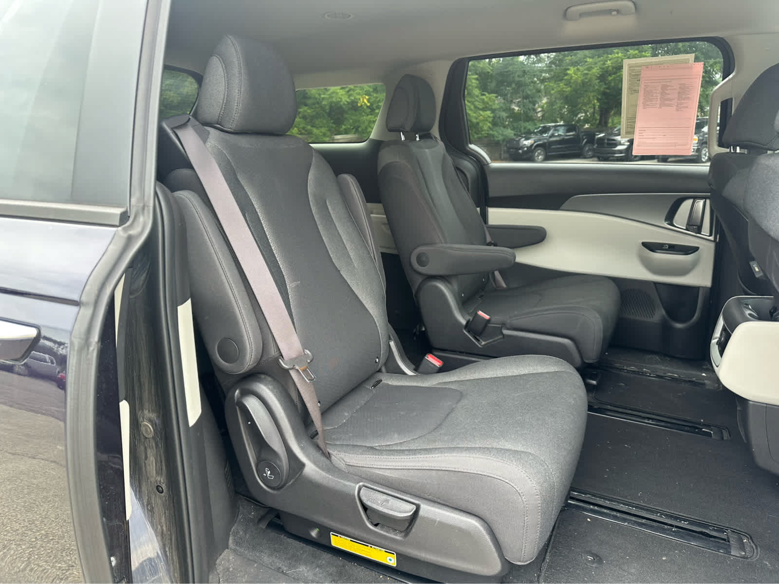 Used 2022 Kia Carnival LX FWD image 17