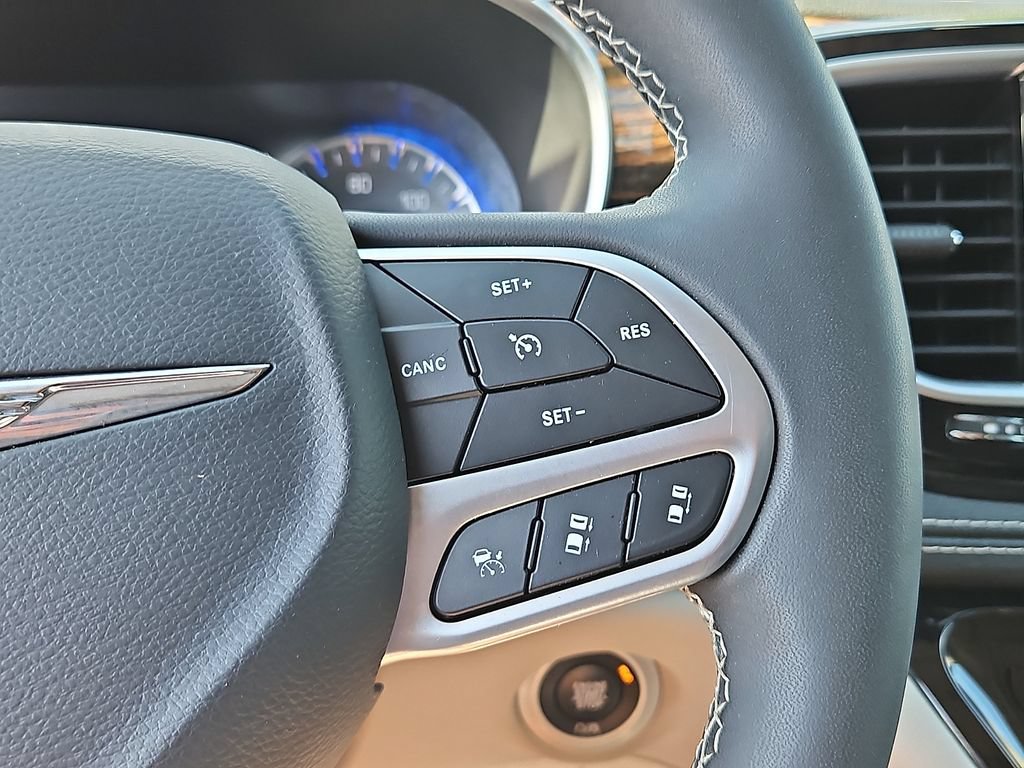 Used 2022 Chrysler Pacifica Limited FWD image 25