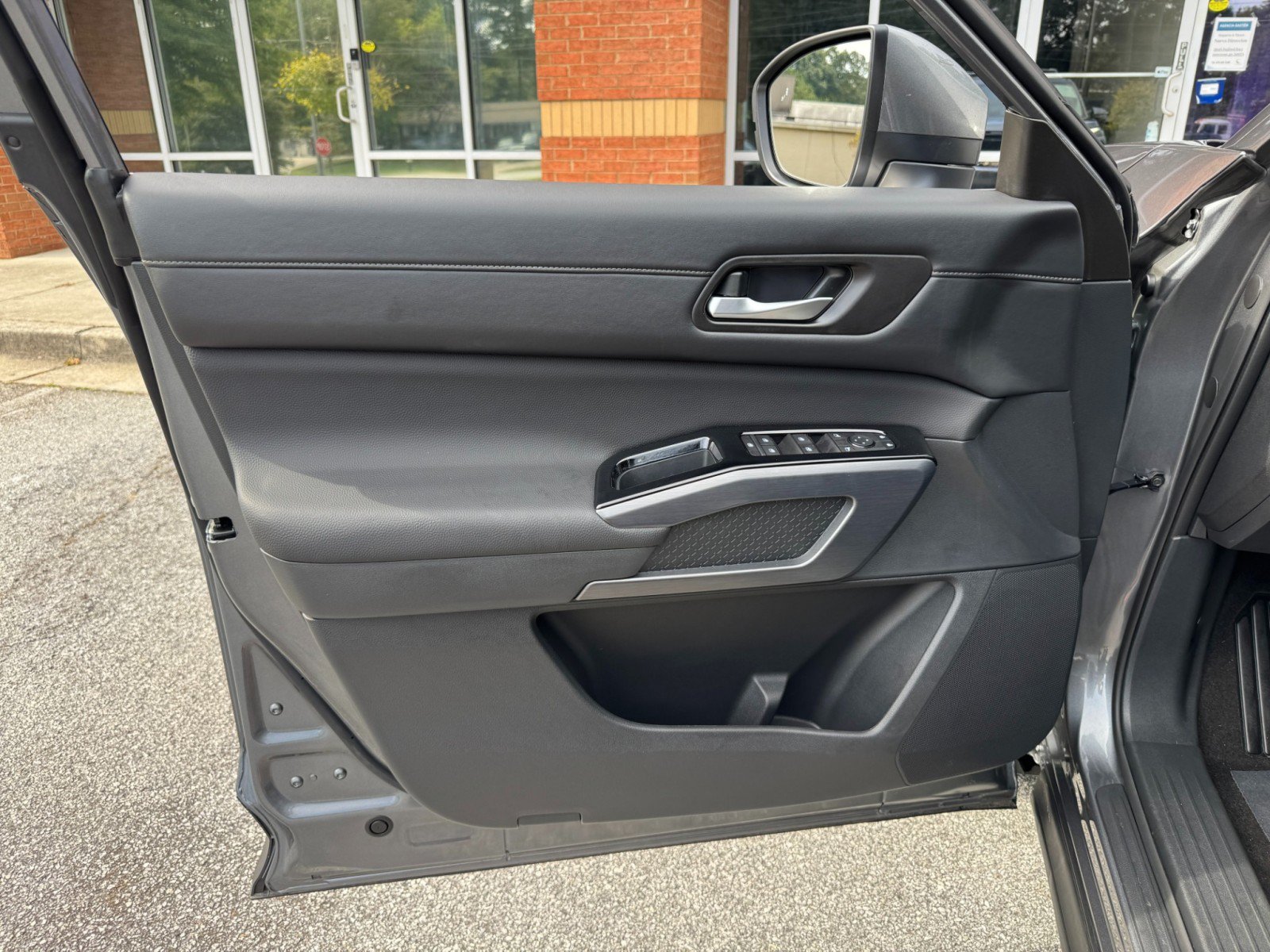 Used 2025 Nissan Pathfinder SL AWD/4WD image 39
