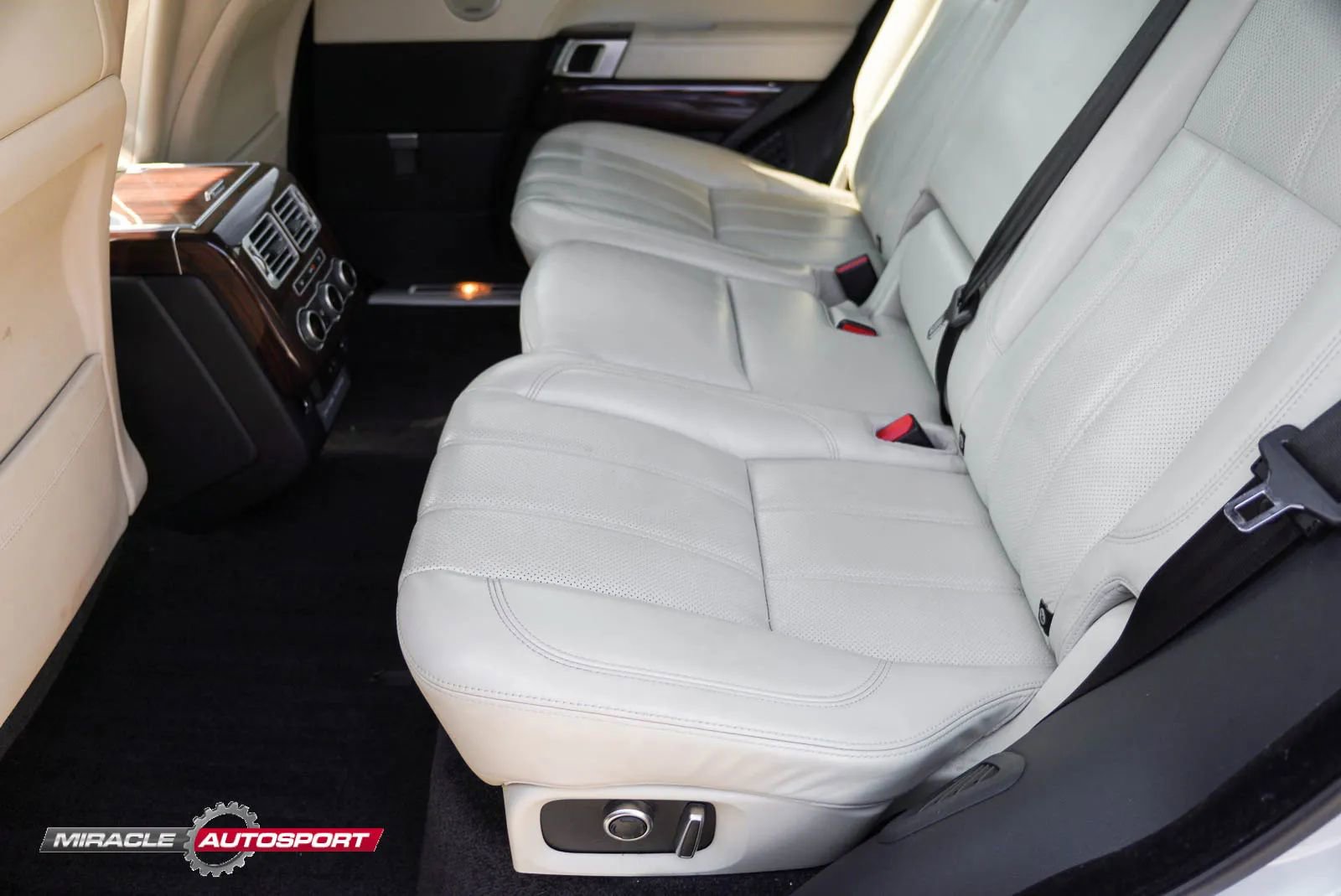 Used 2017 Land Rover Range Rover Long Wheelbase Supercharged image 24