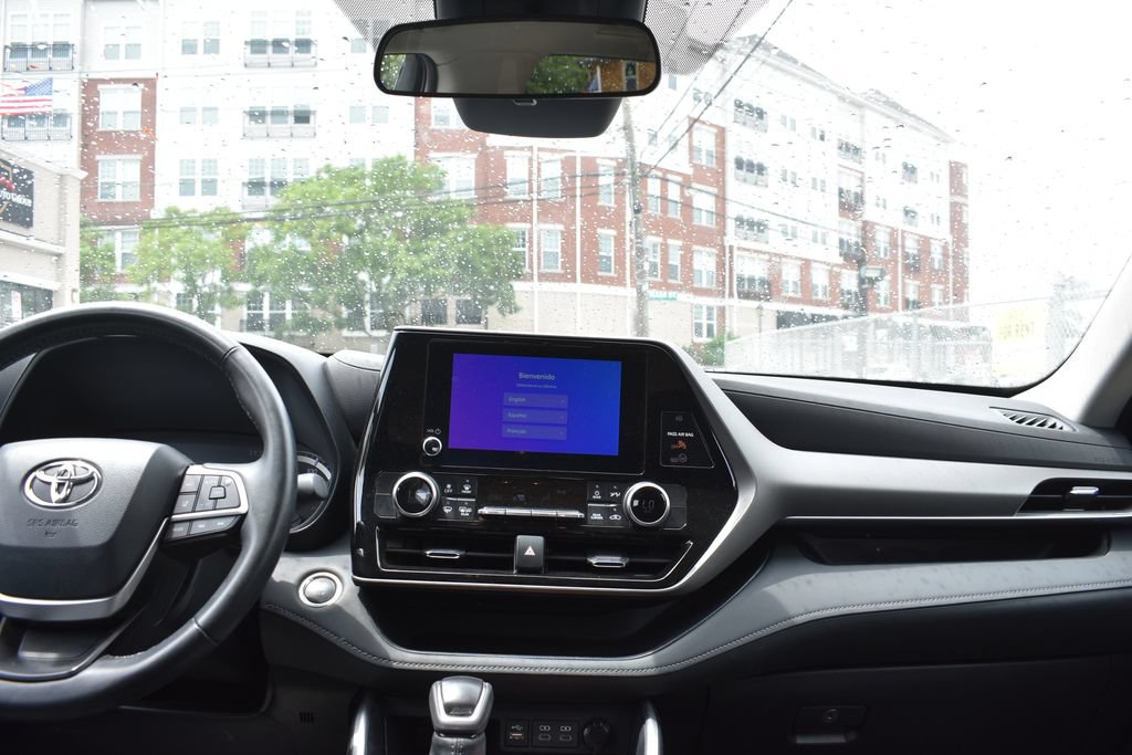 Used 2025 Toyota Highlander LE FWD image 29