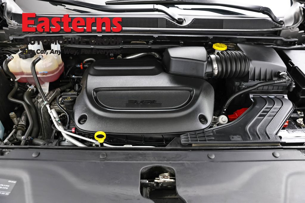 Used 2023 Chrysler Pacifica Touring-L FWD image 7