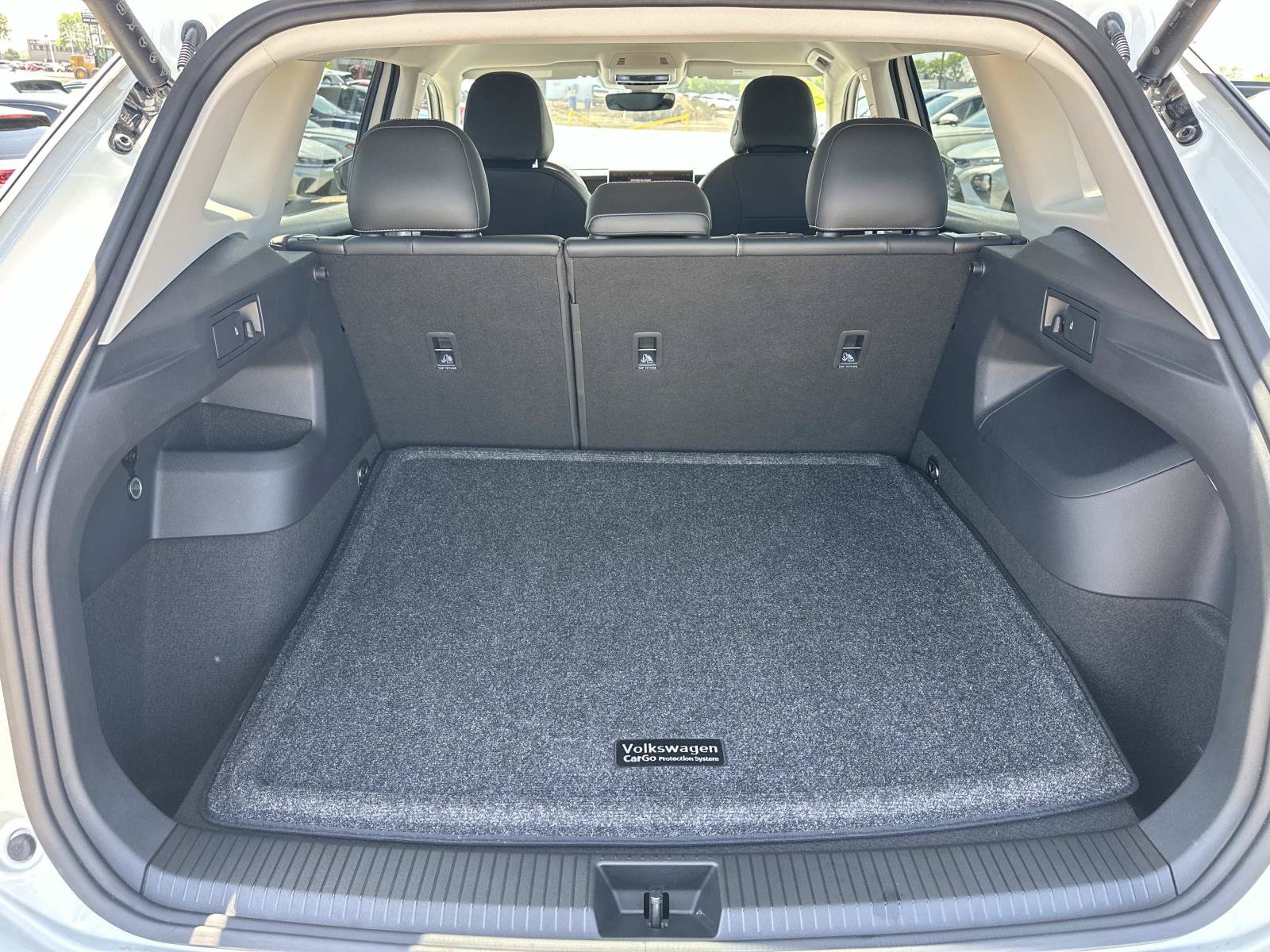 Used 2025 Volkswagen Tiguan SE AWD/4WD image 9