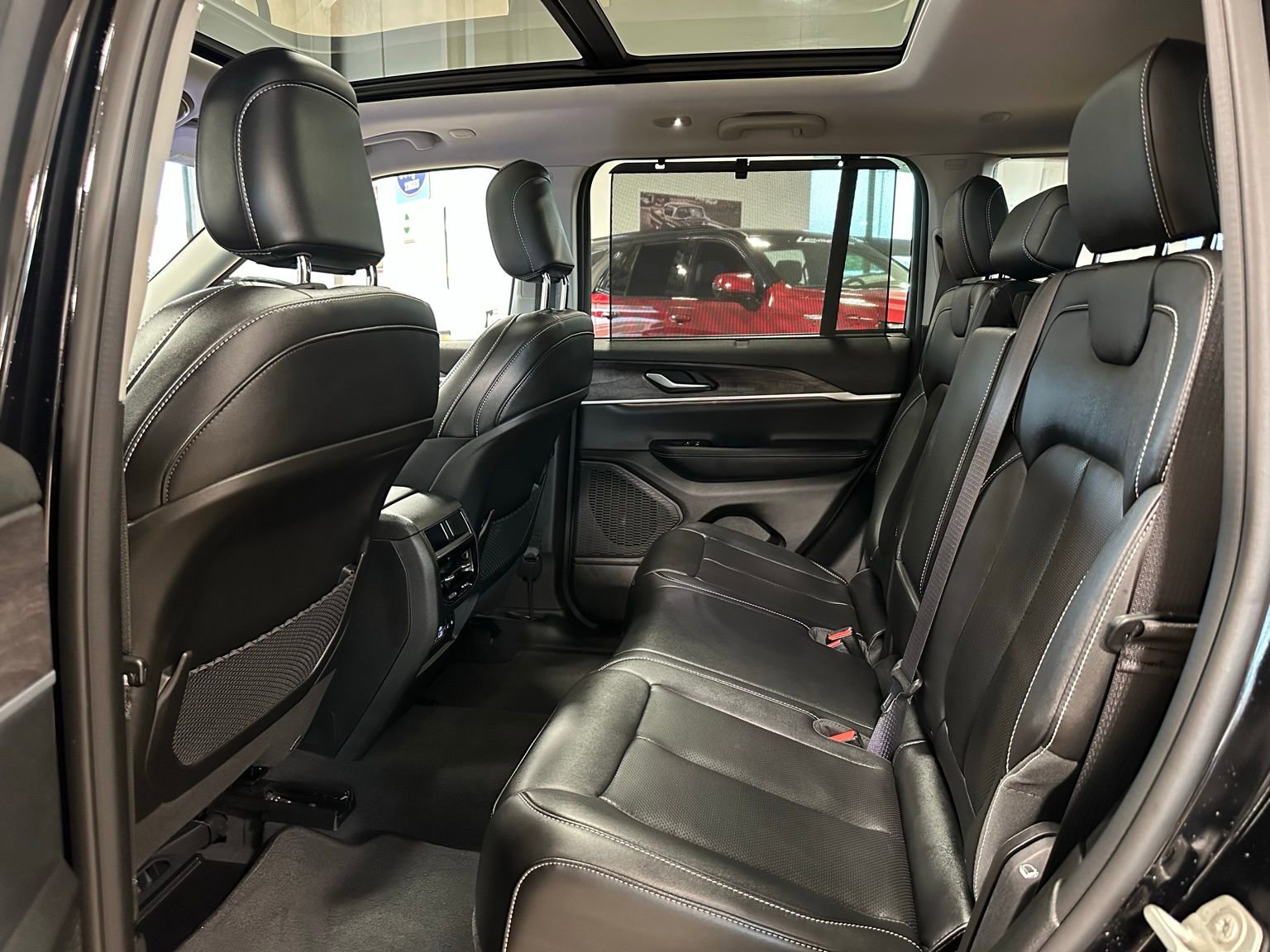 Used 2023 Jeep Grand Cherokee Limited w/ Luxury Tech Group II AWD/4WD image 40