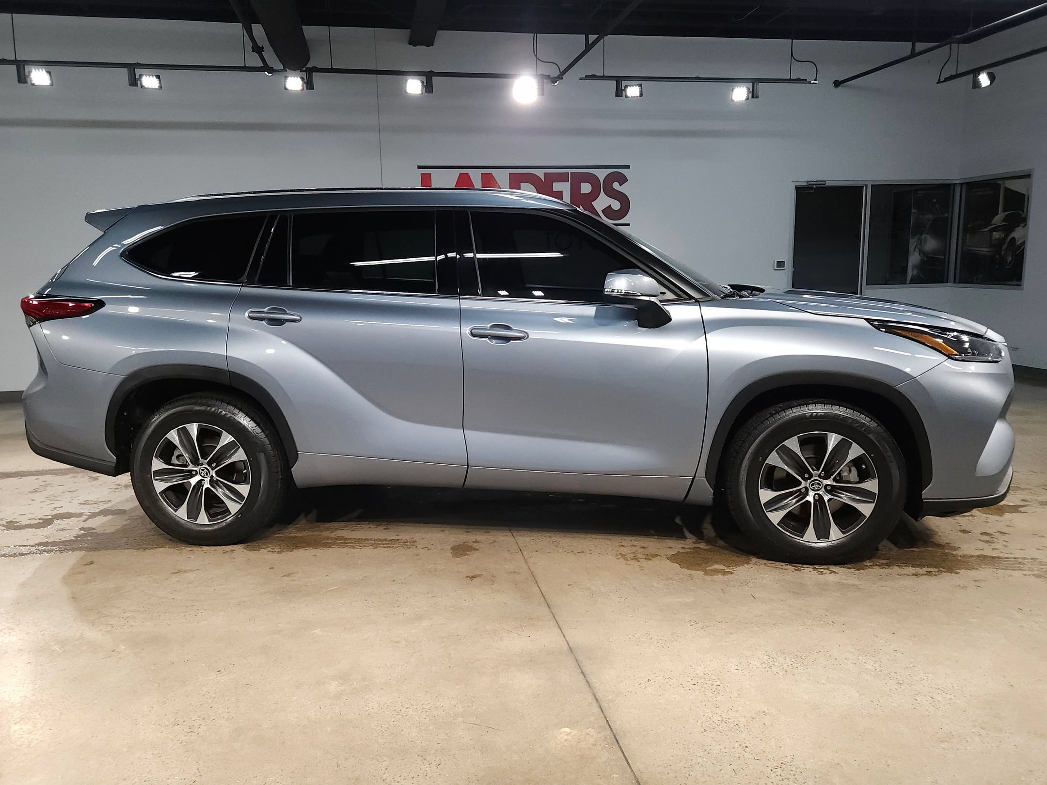 Used 2021 Toyota Highlander XLE FWD image 8