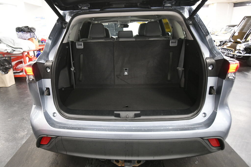 Used 2023 Toyota Highlander XLE AWD/4WD image 25