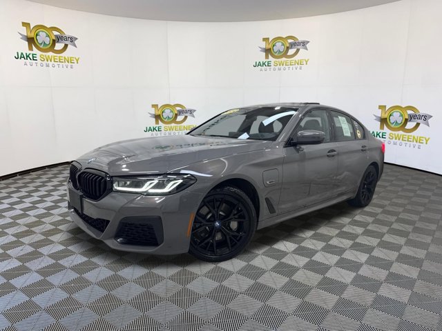 Used 2022 BMW 530e xDrive w/ Premium Package AWD/4WD image 4
