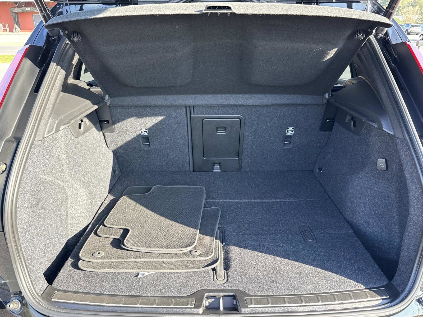 Used 2024 Volvo XC40 B5 Plus image 21