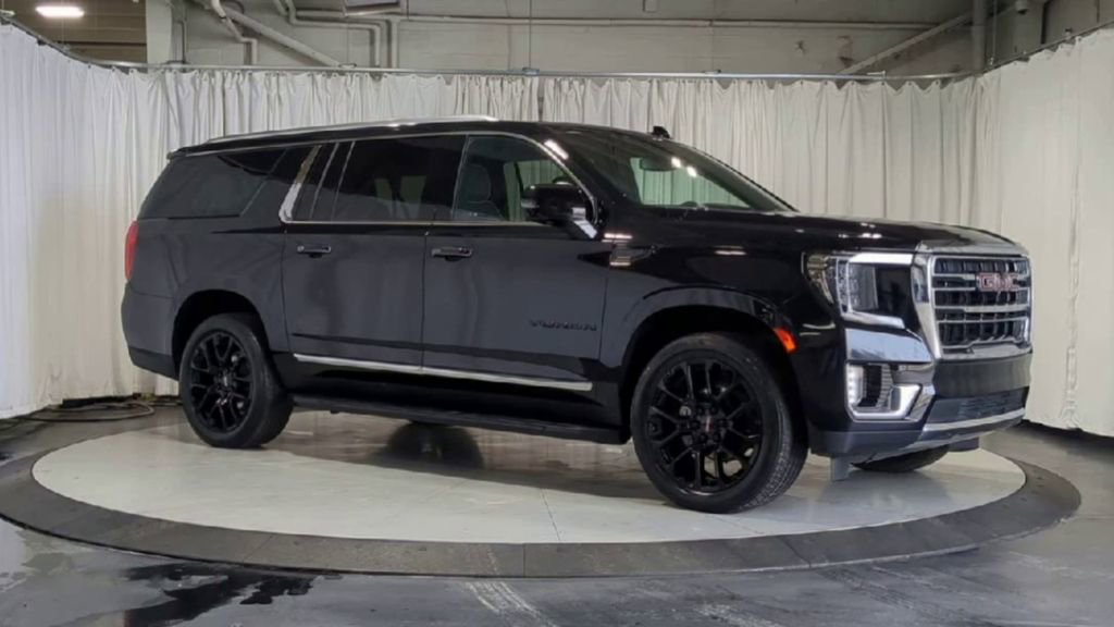 Used 2023 GMC Yukon XL SLT w/ SLT Premium Package image 2
