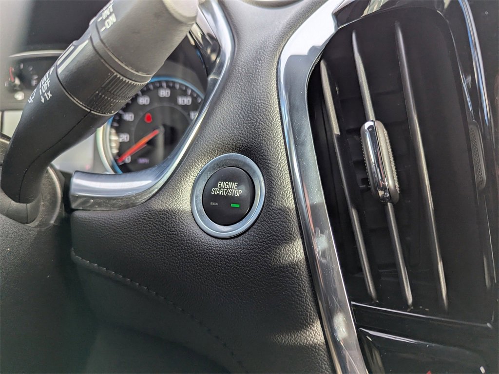 Used 2023 Chevrolet Traverse LT w/ Rear Camera Mirror Package image 18