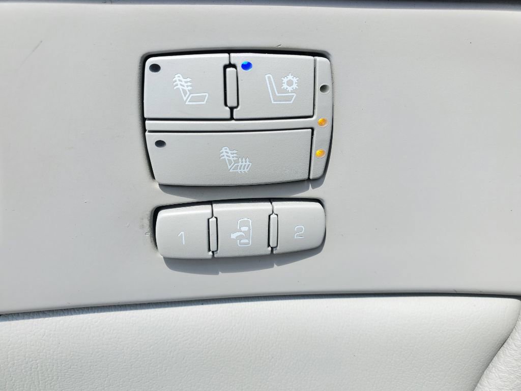 Used 2006 Cadillac DTS w/ Trunk Convenience Package image 15