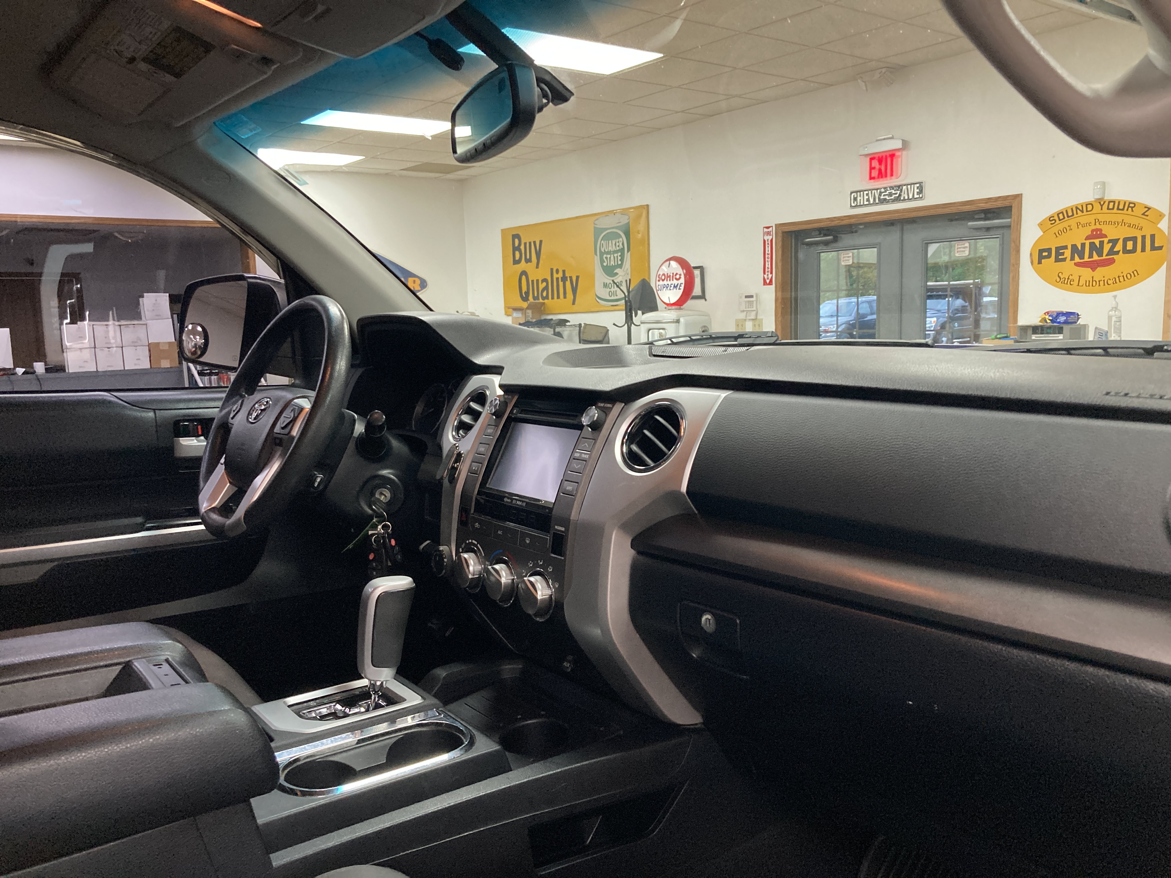 Used 2014 Toyota Tundra SR5 w/ SR5 Upgrade Package AWD/4WD image 18