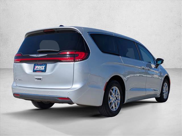 Used 2024 Chrysler Pacifica Touring-L FWD image 5
