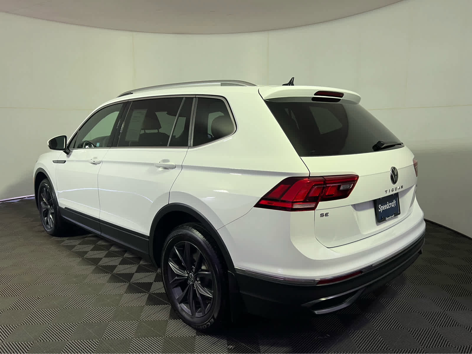 Used 2022 Volkswagen Tiguan SE w/ Panoramic Sunroof Package image 5