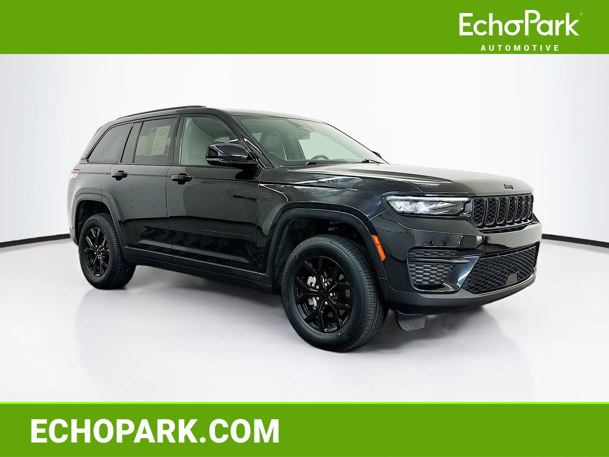 Used 2025 Jeep Grand Cherokee Altitude AWD/4WD image 1