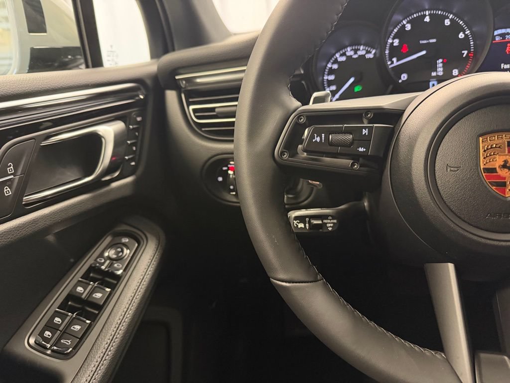 Certified 2026 Porsche Macan AWD/4WD image 12