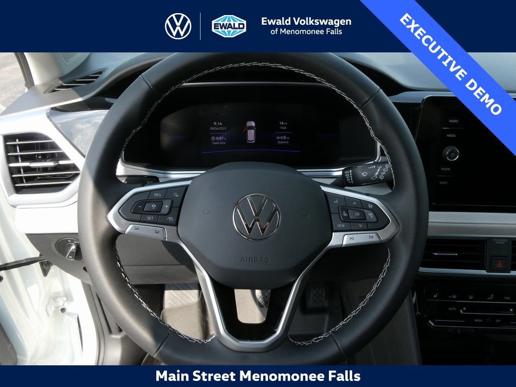 Certified 2025 Volkswagen Taos SE image 4