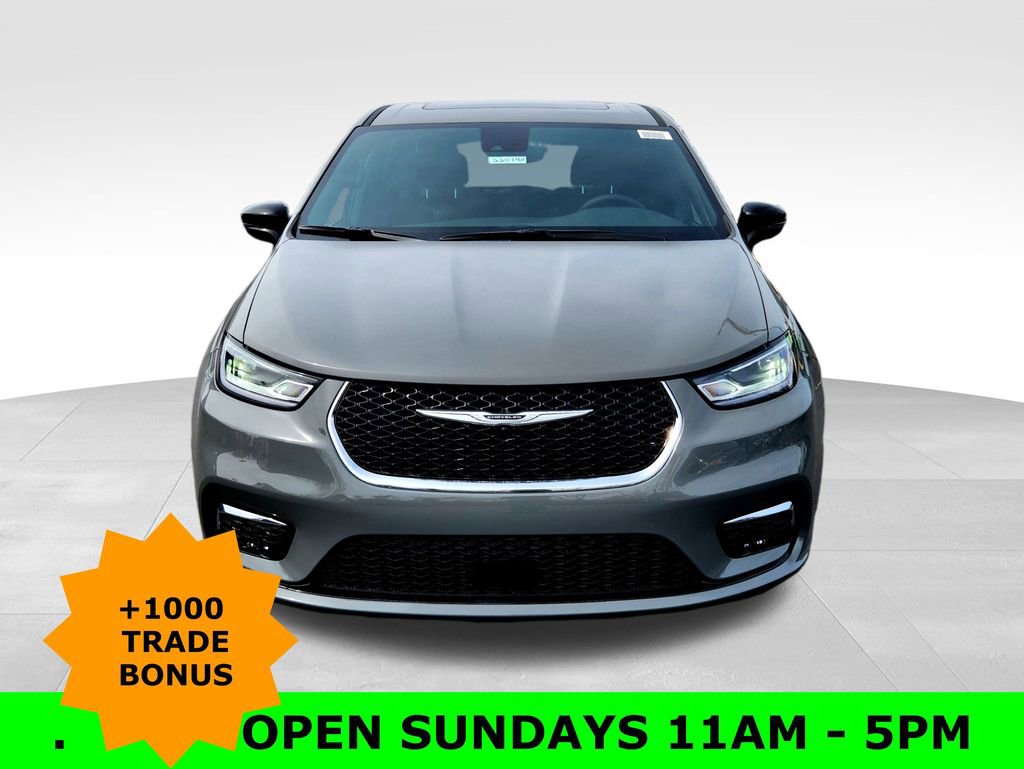 New 2025 Chrysler Pacifica Select image 2