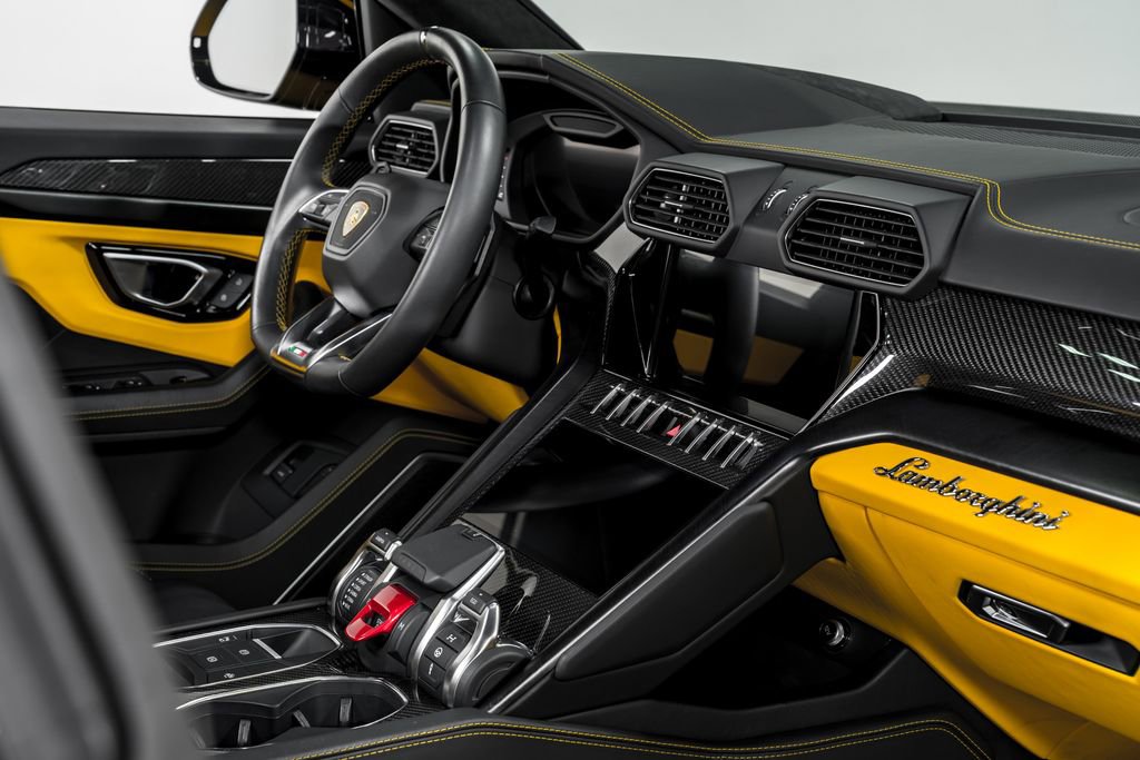 Used 2022 Lamborghini Urus AWD/4WD image 35