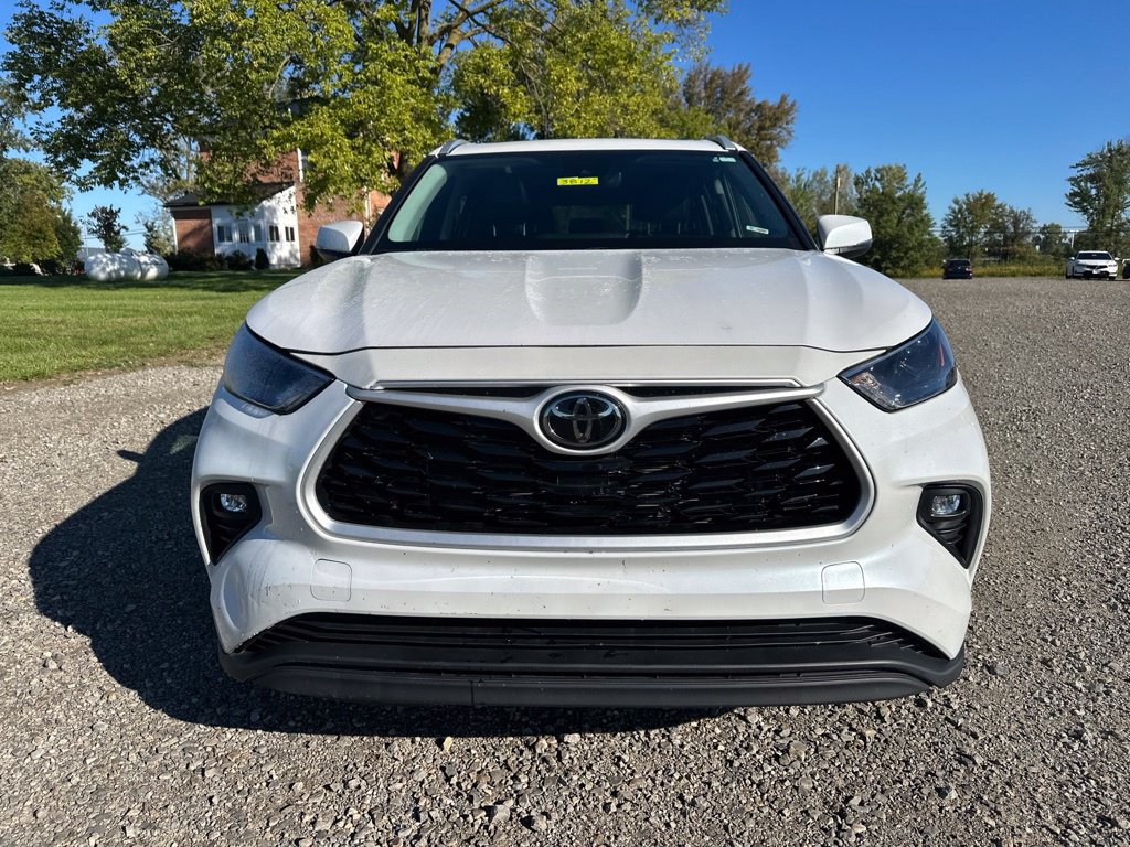 Used 2023 Toyota Highlander XLE AWD/4WD image 2