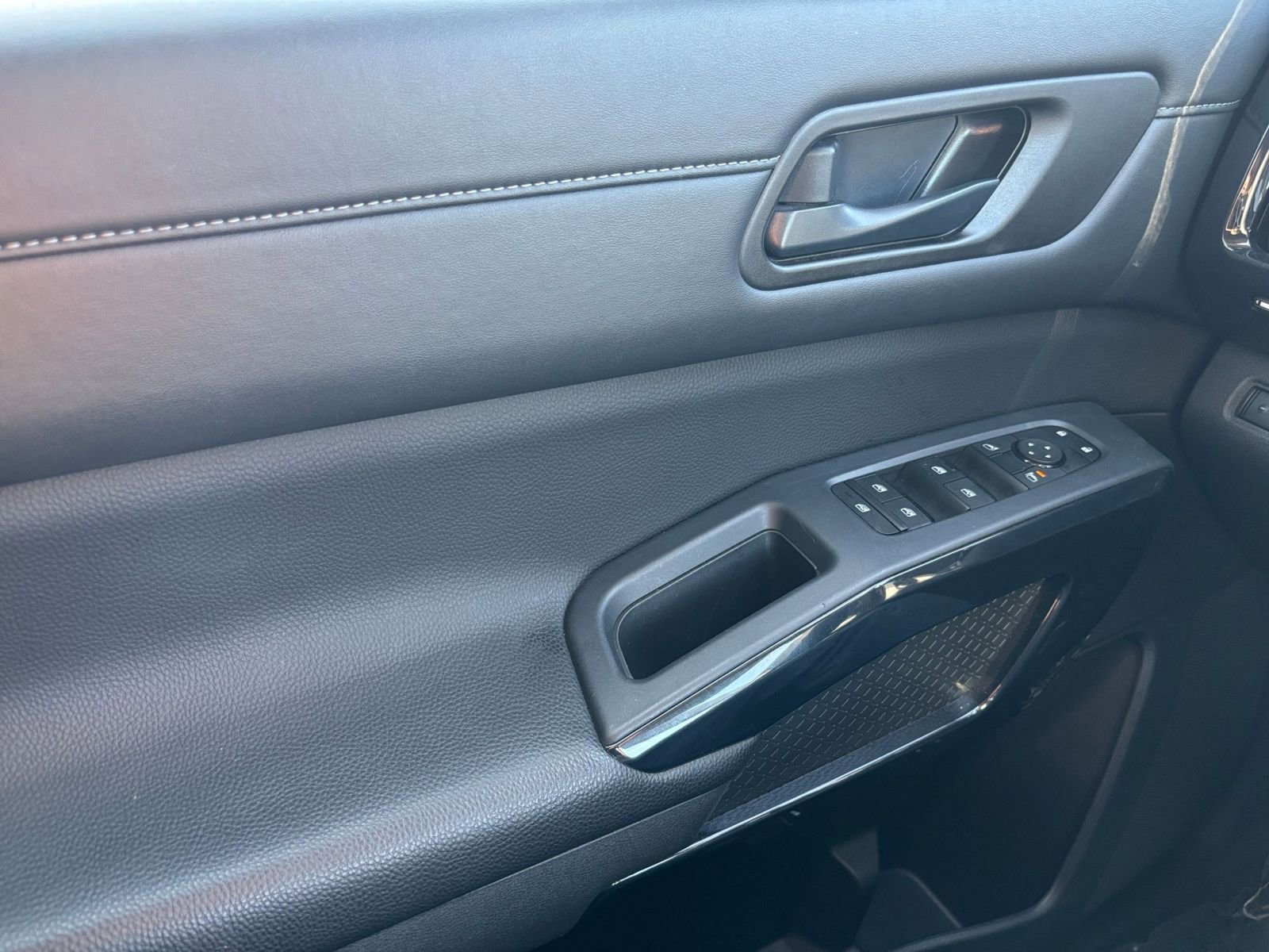 Used 2025 Nissan Pathfinder SV FWD image 18