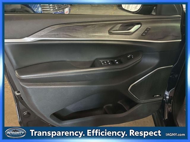 Used 2023 Jeep Grand Cherokee L Limited AWD/4WD image 17