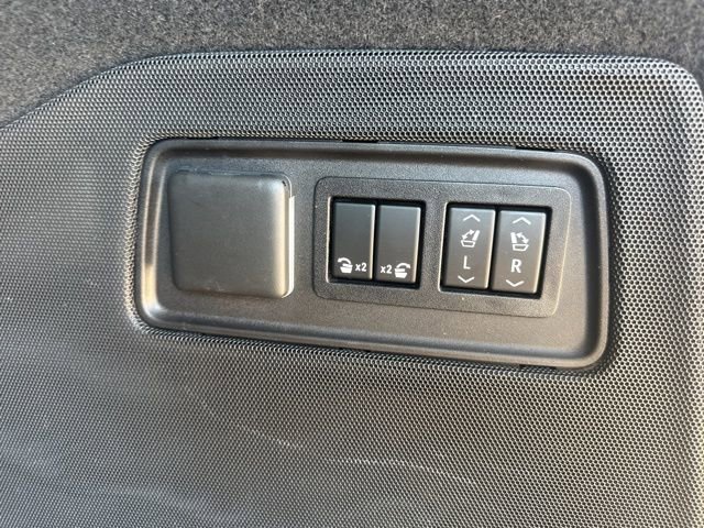 Used 2022 Cadillac Escalade Premium Luxury Platinum image 32