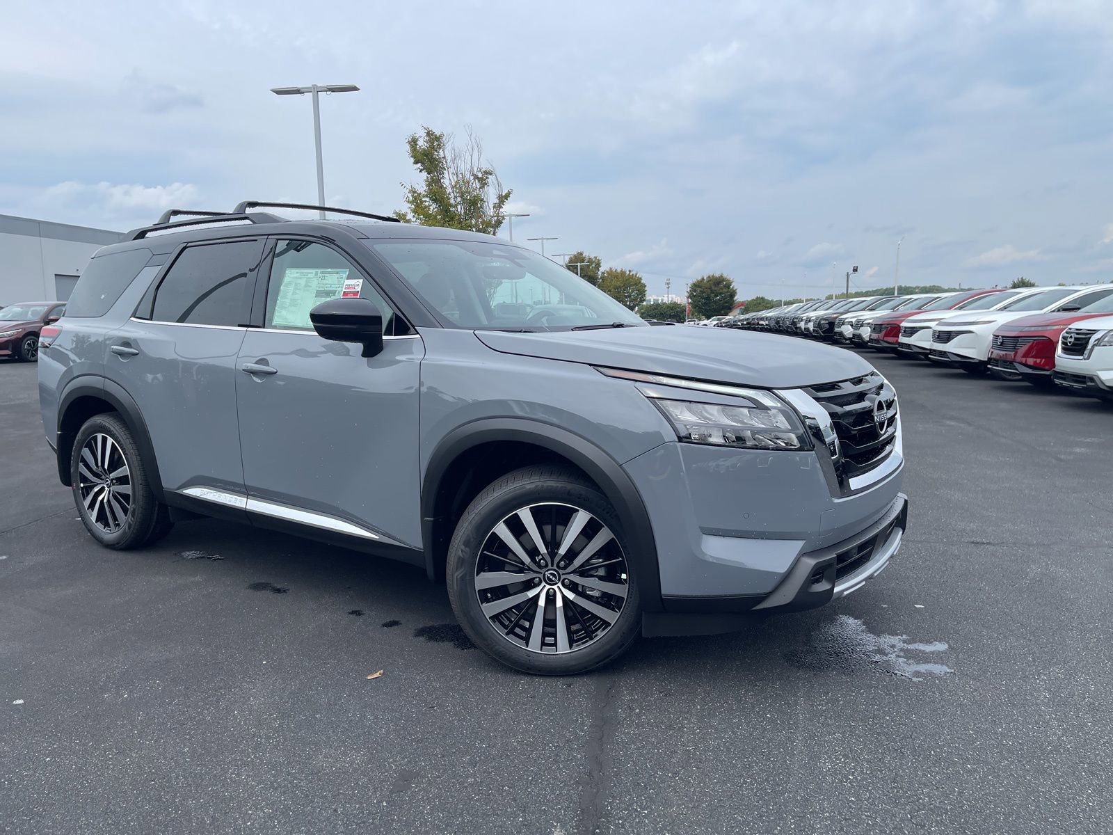 New 2025 Nissan Pathfinder Platinum image 1