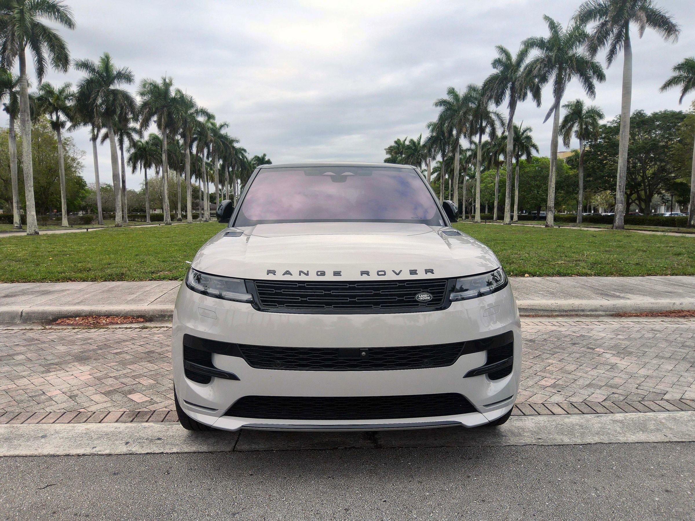 Used 2023 Land Rover Range Rover Sport SE Dynamic AWD/4WD image 3