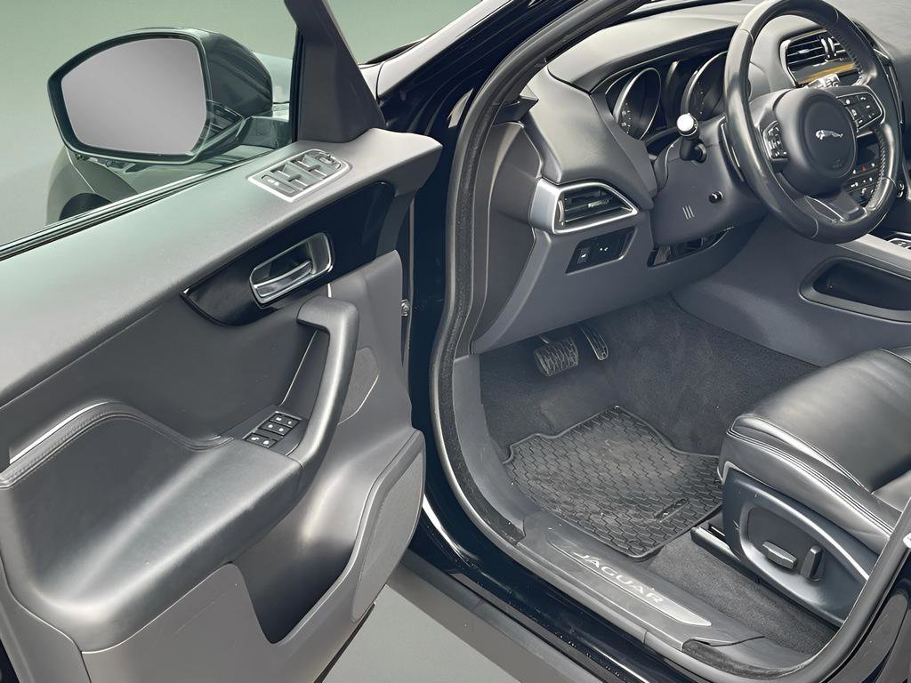 Used 2018 Jaguar F-PACE Premium image 10