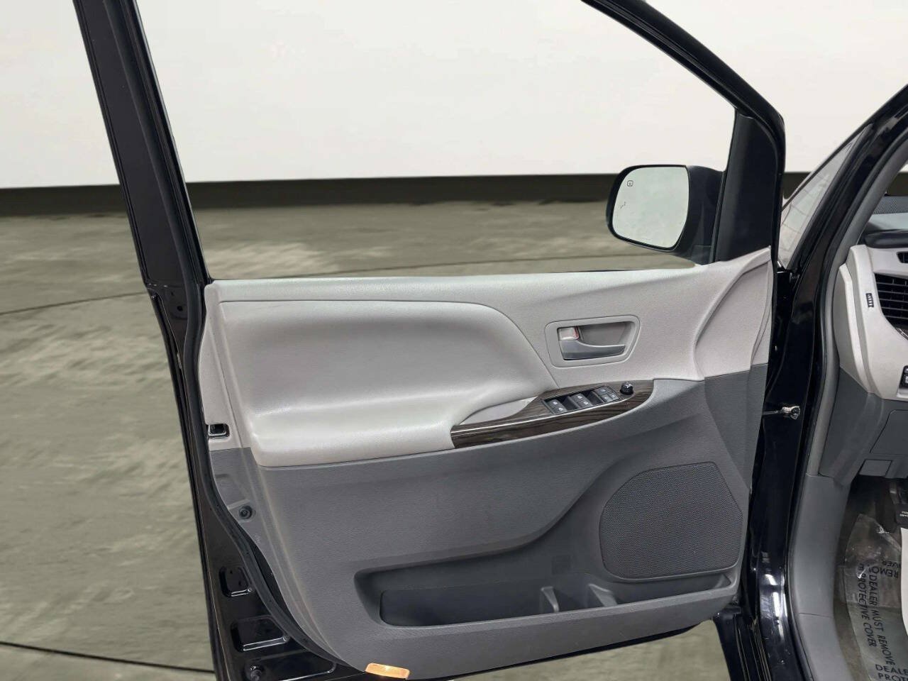 Used 2015 Toyota Sienna XLE FWD image 14