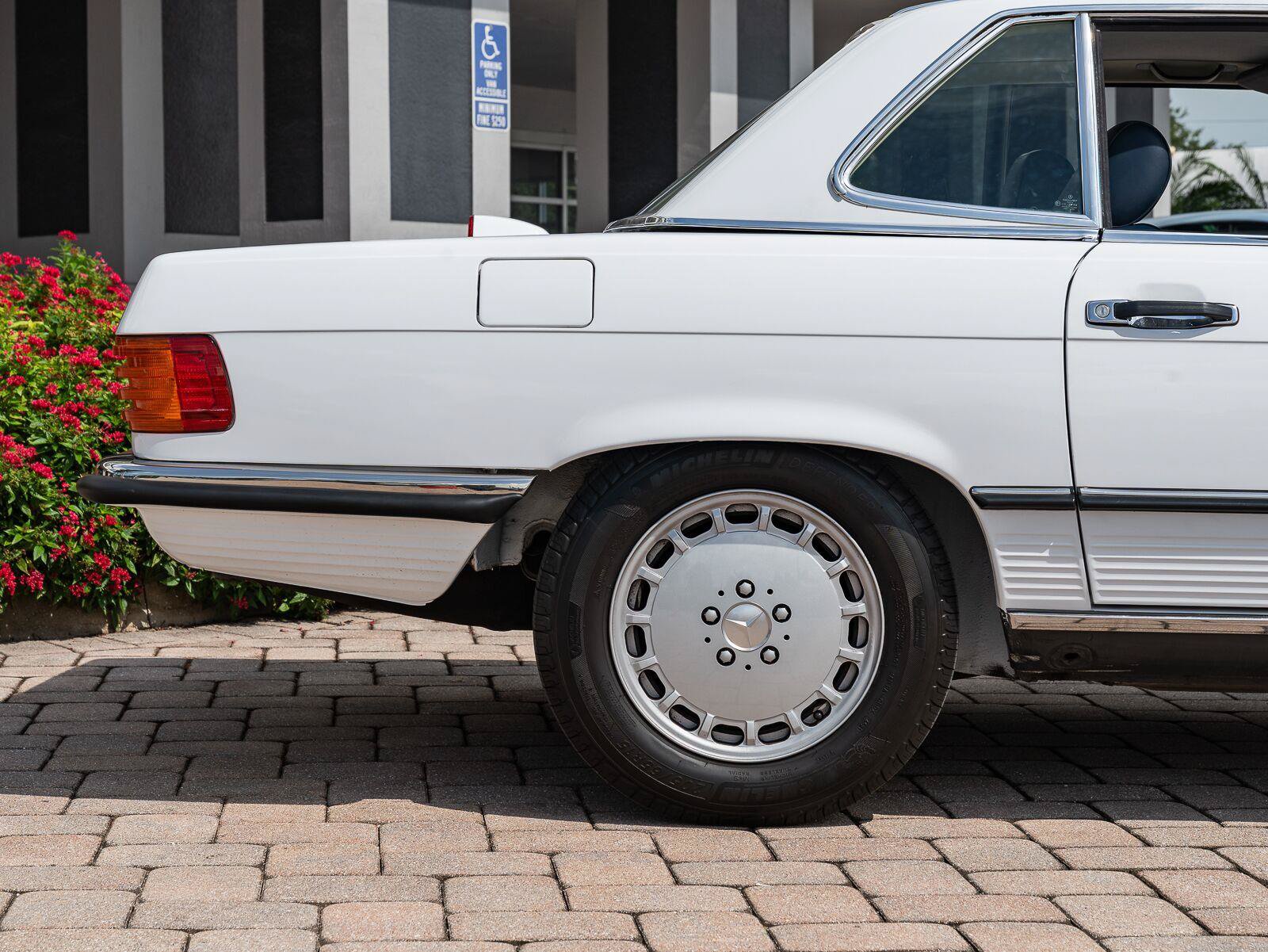 Used 1987 Mercedes-Benz 560 SL image 23