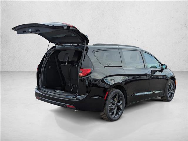 New 2026 Chrysler Pacifica Select w/ S Appearance Package image 2