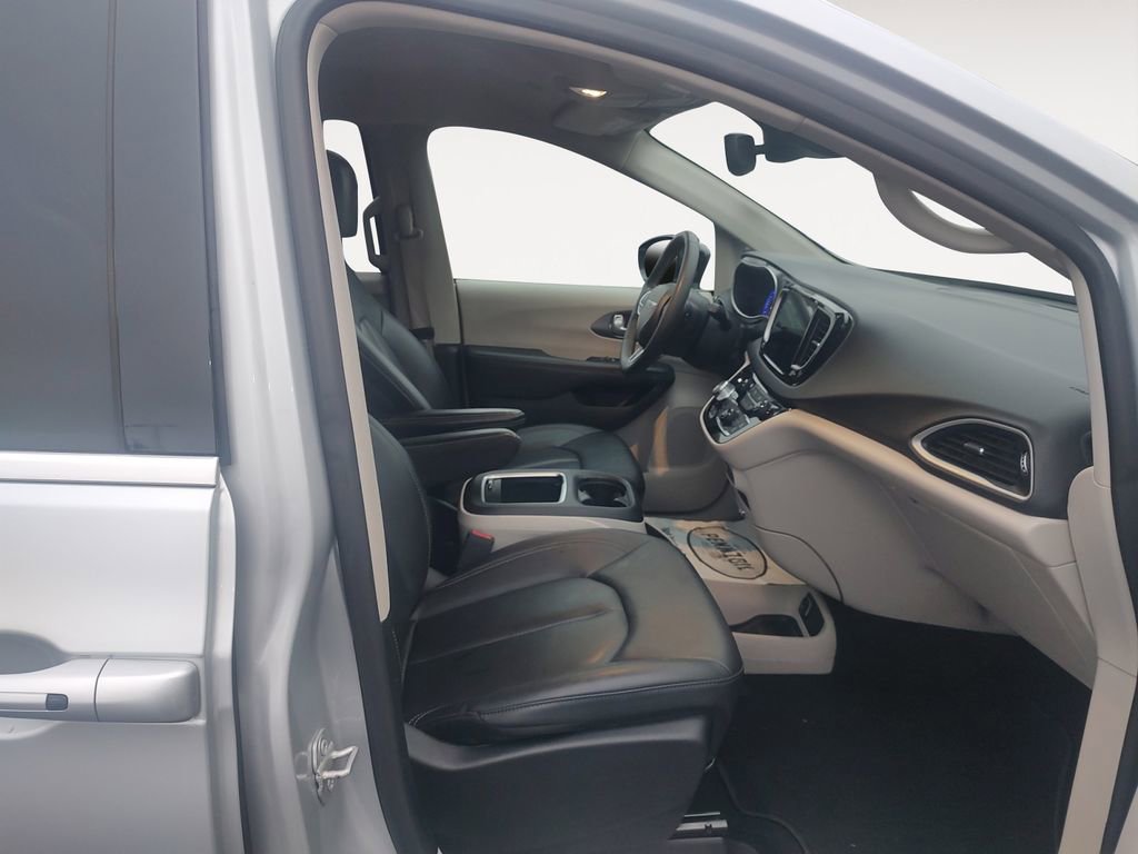 Used 2024 Chrysler Pacifica Touring-L FWD image 15