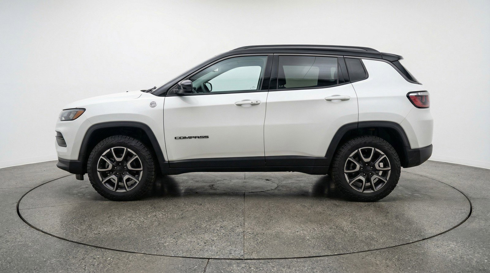 Used 2025 Jeep Compass Trailhawk image 5