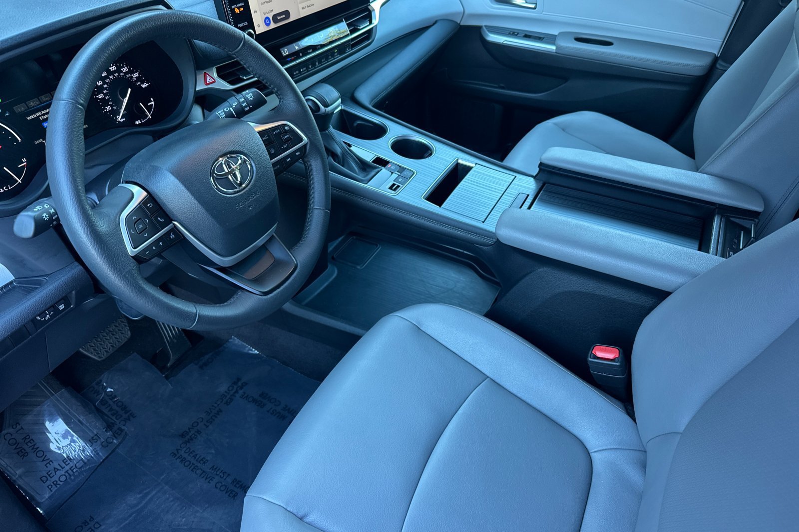 Certified 2025 Toyota Sienna XLE FWD image 11