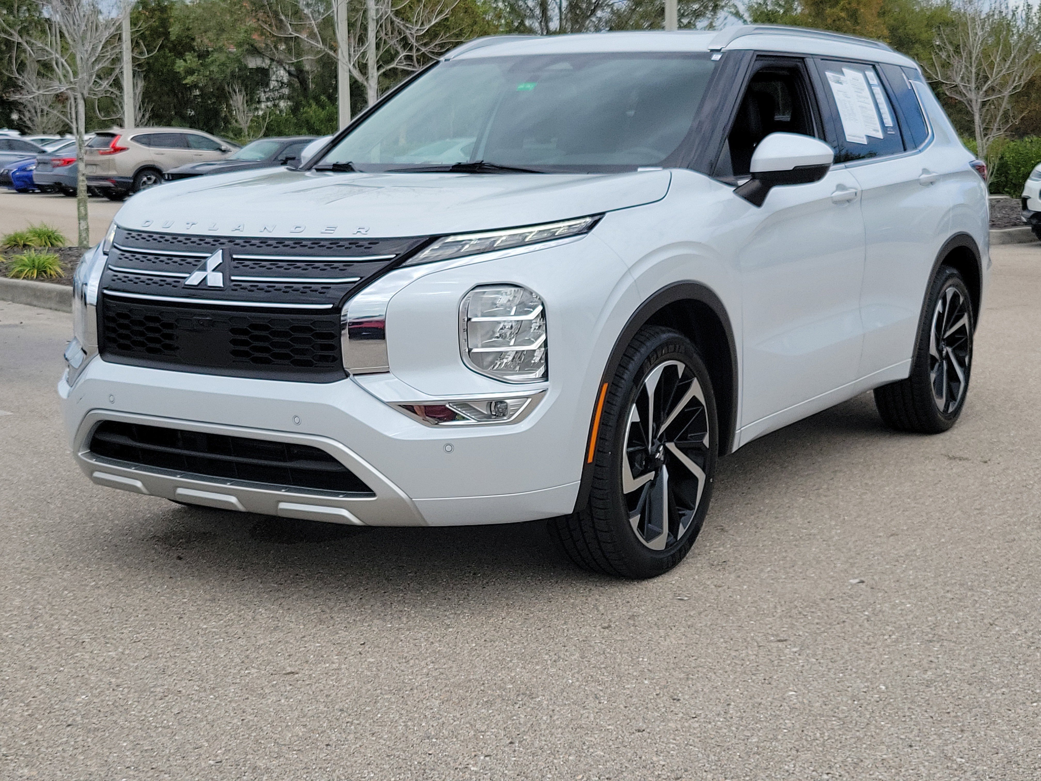 Used 2023 Mitsubishi Outlander SEL image 3