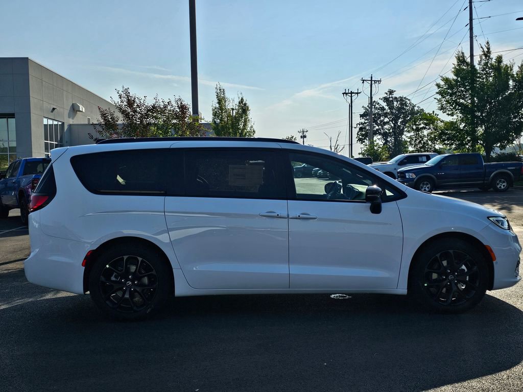 New 2026 Chrysler Pacifica Limited image 4