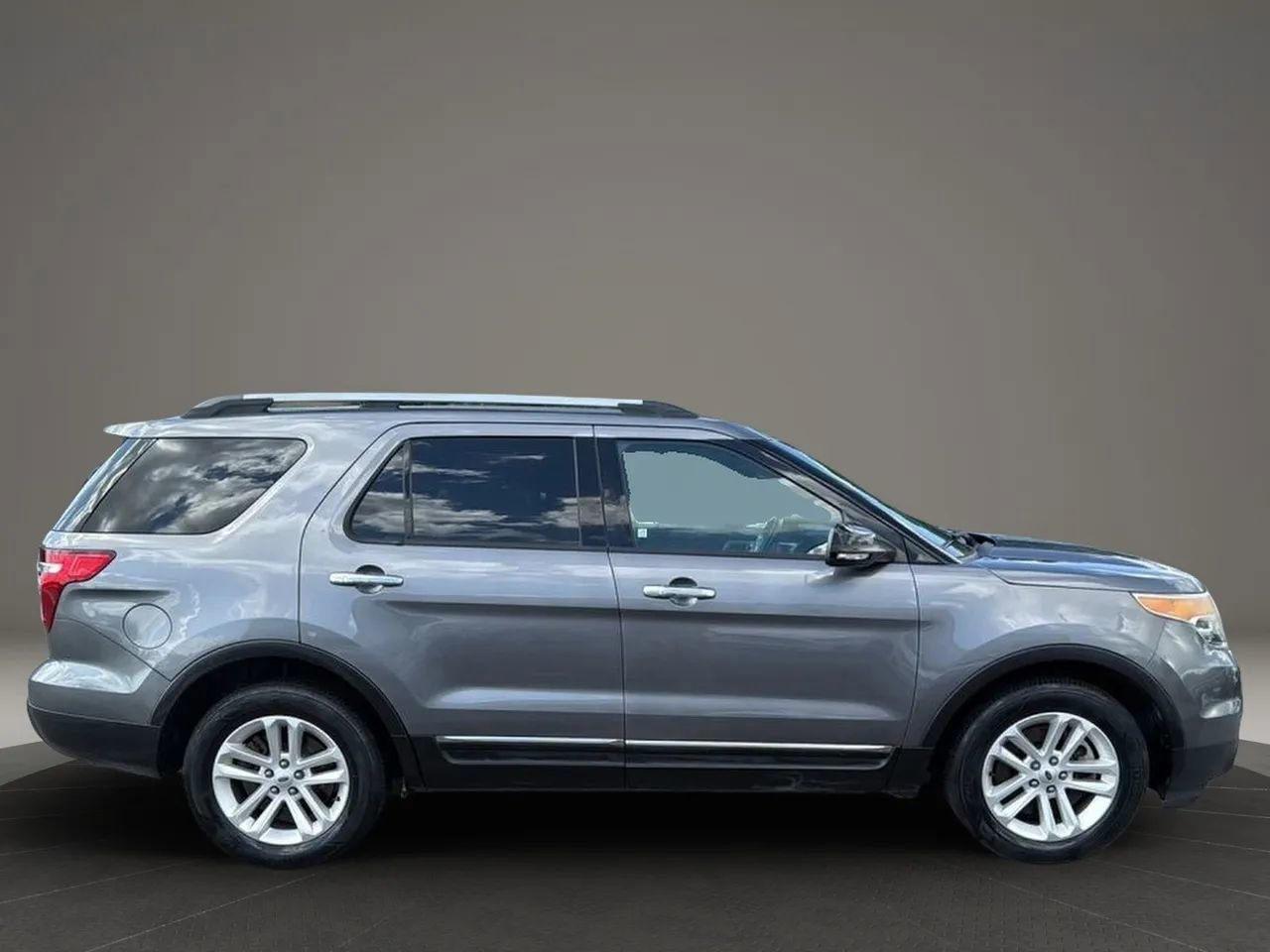 Used 2014 Ford Explorer XLT w/ Equipment Group 201A image 4