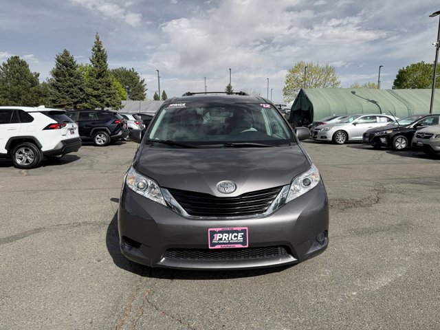 Used 2012 Toyota Sienna LE w/ Towing Pkg image 2