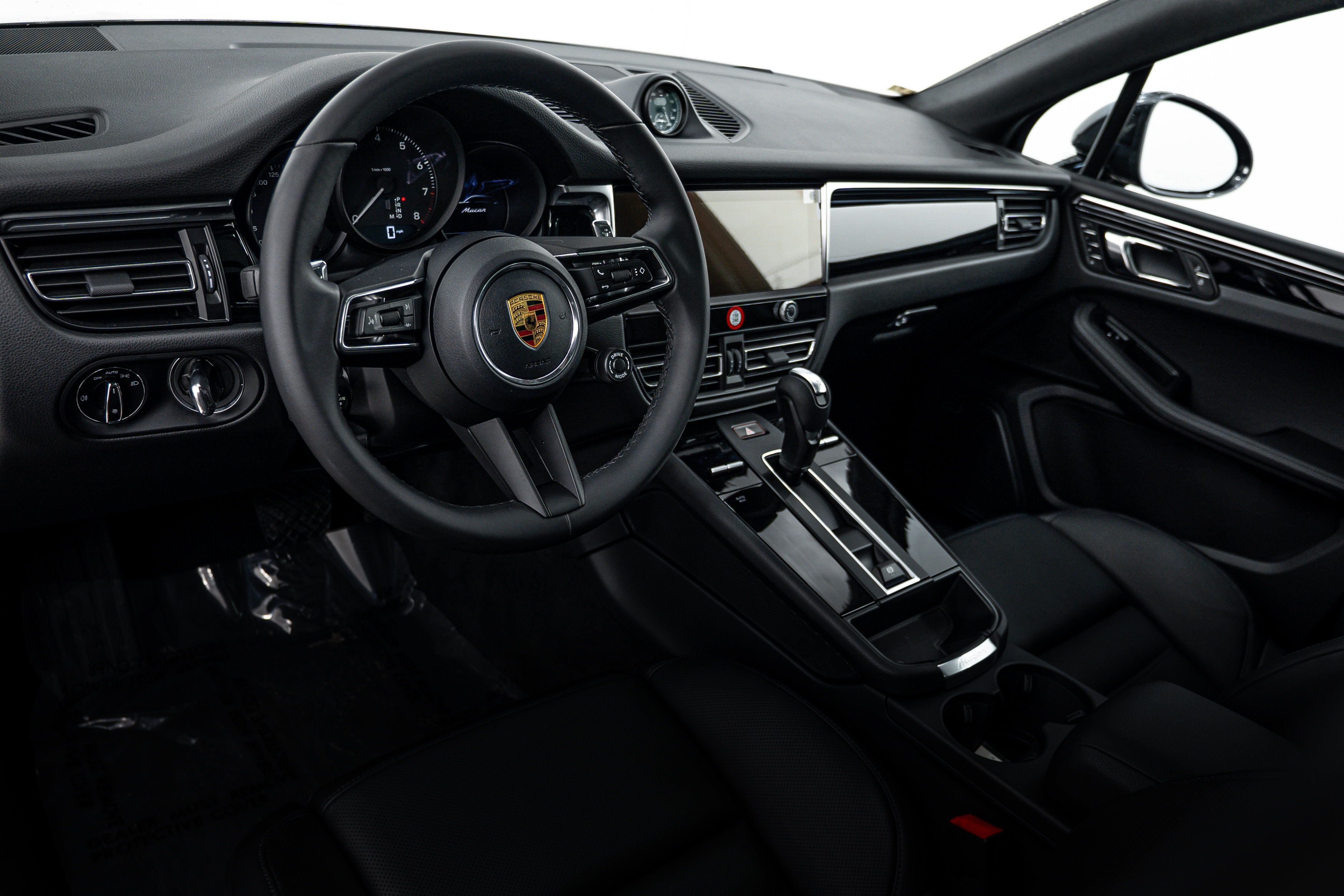 Certified 2026 Porsche Macan image 4